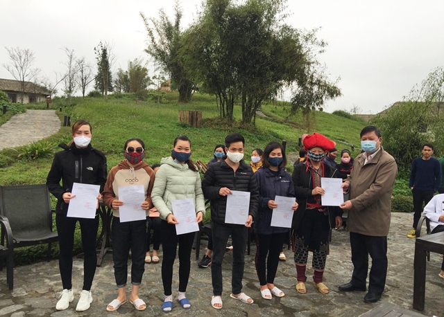 img-3294-094712_379.jpg UBND thị xã Sa Pa trao công nhận hết thời gian cách ly cho người dân tại khu nghỉ dưỡng cao cấp Topas Ecolodge. Ảnh: Tuấn Nguyễn.