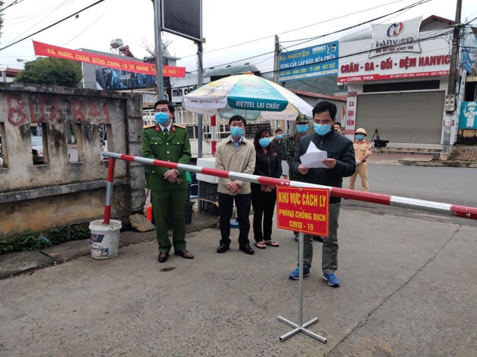 laichau-202013_866.jpg Đọc quyết định dỡ cách ly ngõ 224, đường Trần Phú, thành phố Lai Châu. Ảnh: T.N