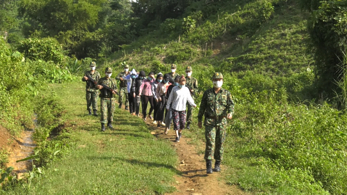 bdbp-dan-giai-7-doi-tuong-vuot-bien-gioi-trai-phep-ve-don-bien-phong-204428_201.jpg Nhóm đối tượng bị bộ đội biên phòng Lào Cai phát hiện khi đang vượt biên trái phép. Ảnh: T.D
