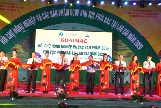 Cắt băng khai mạc hội chợ nông nghiệp và các sản phẩm OCOP khu vực phía Bắc tại Lào Cai. Ảnh: H.Đ
