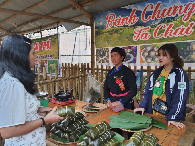 Bánh chưng xã Tả Chải gói bằng gạo nếp nương hấp dẫn các bà nội chợ đến từ miền Nam. Ảnh: H.Đ