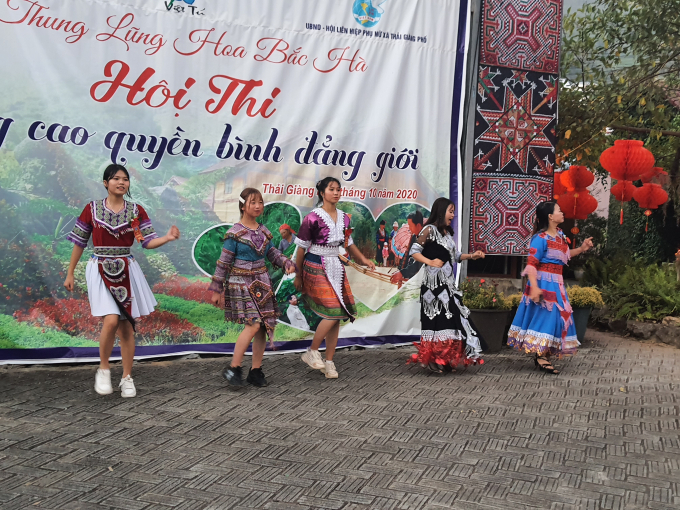 Hoạt động văn hoá bên lề chợ đặc sản nông nghiệp tại Bắc Hà. Ảnh: H.Đ