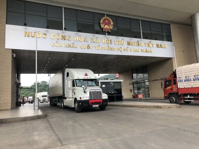 img_0495-113843_559.jpg Xe nông sản của Việt Nam xuất khẩu sang Trung Quốc qua cửa khẩu Kim Thành. Ảnh: H.Đ.