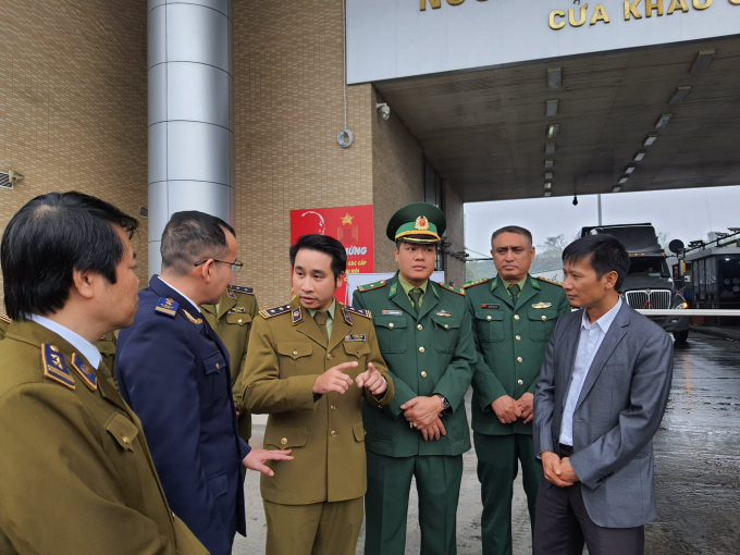 141922112_431426451242915_4569984337587538337_n-212737_610.jpg Ông Vũ Hùng Sơn – Phó chánh Văn phòng Ban chỉ đạo 389 quốc gia trao đổi với lực lượng chức năng tại Lào Cai. Ảnh: H.Đ