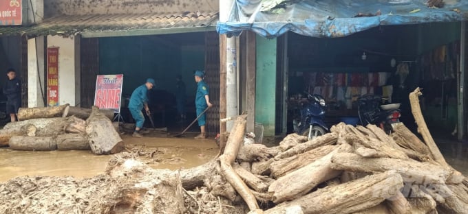 11-134615_558.jpg Tỉnh Lào Cai đã huy động lực lượng công an, quân đội, dân quân tự vệ và chính quyền xã góp sức cùng người dân khắc phục hậu quả sau lũ quét. Lũ cuốn theo bùn đất, cây cối gây thiệt hại nặng nề đến tài sản, nhà cửa của người dân nơi này.