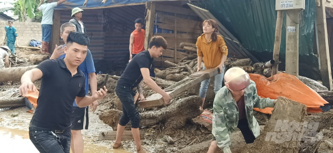 7-132612_993.jpg Người dân Minh Lương khẩn trương dọn dẹp nhà cửa để sớm ổn định cuộc sống. Tuy nhiên, hậu quả của lũ quét khiến người dân có thể mất nhiều thời gian mới có thể vệ sinh, sửa chữa nhà cửa xong.