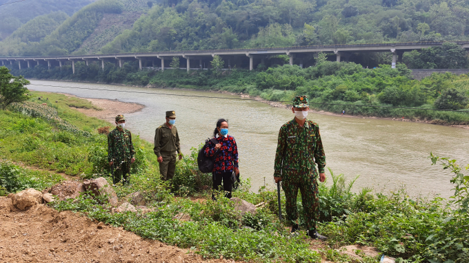 cong-dan-lau-thi-ma-vua-vuot-bien-gioi-tu-trung-quoc-tro-ve-thi-biu-bdbp-bat-giu-102303_819.jpg Lầu Thị Má bị lực lượng biên phòng bắt giữ khi vượt biên từ Trung Quốc về Việt Nam. Ảnh: T.D