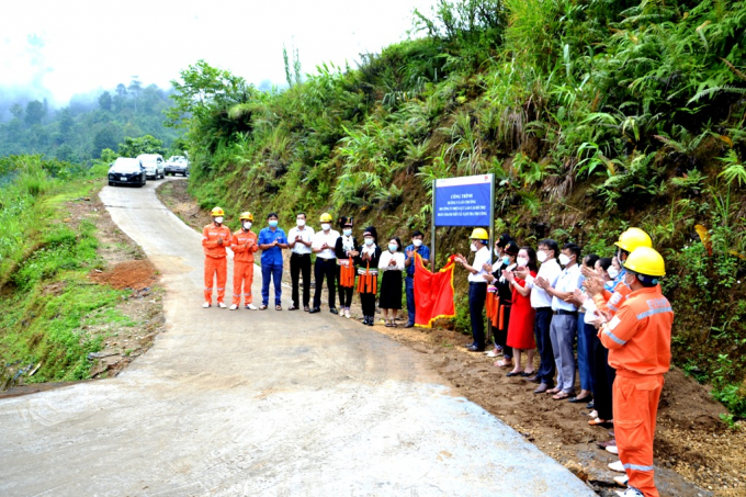 1-3-131127_421.jpg Có đường đi lại thuận lợi, người dân Nậm Tha có điều kiện giao thương, phát triển kinh tế gia đình. Ảnh: T.L