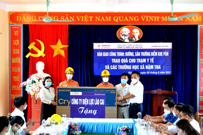 dien-luc-lao-cai-ho-tro-xa-ngheo-xay-dung-nong-thon-moi-132323_74.jpg Công ty Điện lực Lào Cai bàn giao công trình đường và một số hạng mục phụ trợ cho người dân xã Nậm Tha. Ảnh: T.L