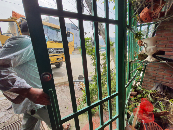 20211216_101328-115047_694.jpg Các hộ dân lo lắng khi chưa được di dời mặc dù tuyến đường mới mở đâm thẳng vào nhà. Ảnh: H.Đ