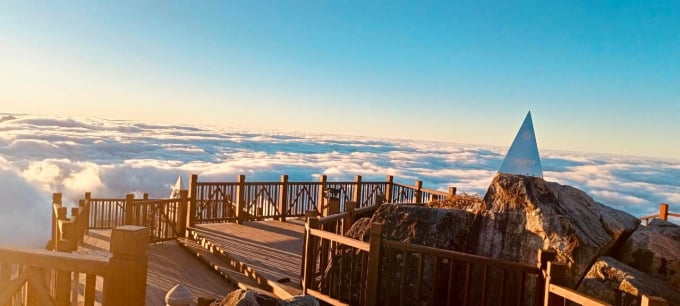 Đỉnh Fansipan cao 3.140m là nơi có khả năng xảy ra mưa tuyết và băng giá. Ảnh: Chiến Nguyễn.