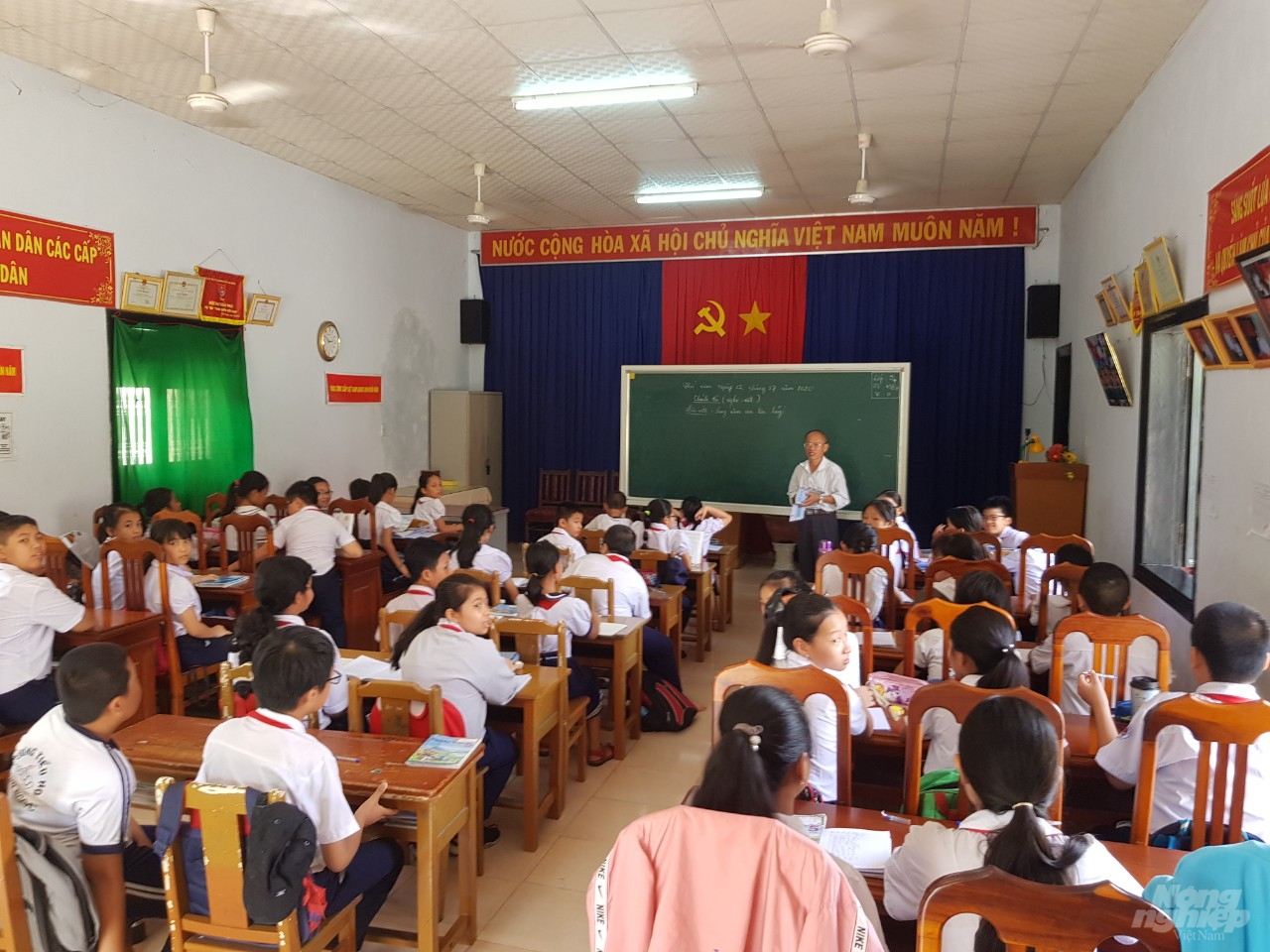 z1962761942138_43ddcc97c21181219e89ffcbeb689ecd-141012_113.jpg Học sinh phải học trong nhà văn hóa thôn vì thiếu phòng học. Ảnh: Kim Sơ.