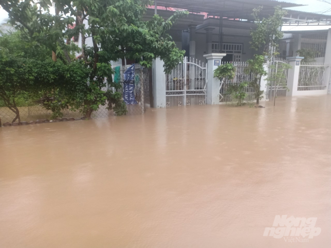 z2204995147893_057ab796148c10d940079d1d060fdc45-082556_535.jpg Khu dân cư ngập trong biển nước. Ảnh: Kim Sơ.