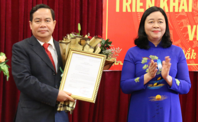 8a97b6a77cdb8985d0ca-112821_9.jpg Ông Điểu K'Ré nhận quyết định của Bộ Chính trị. Ảnh: Quang Yên.