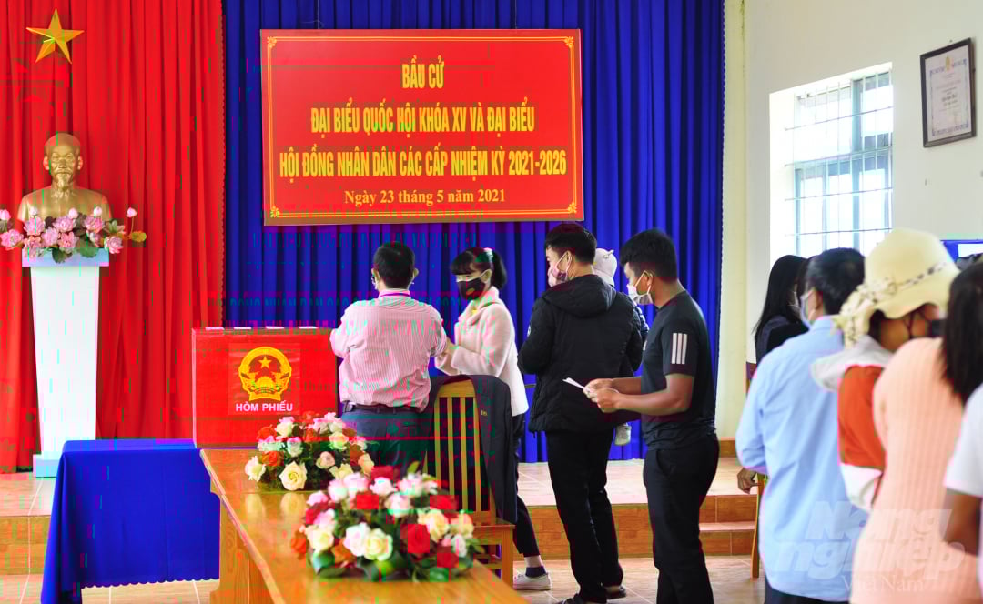 anh-9-bau-cu-091634_4.jpg Cử tri xếp hàng chờ đến lượt bỏ phiếu bầu tại điểm bỏ phiếu số 5, Khu phố ĐăngGia Dệt B.