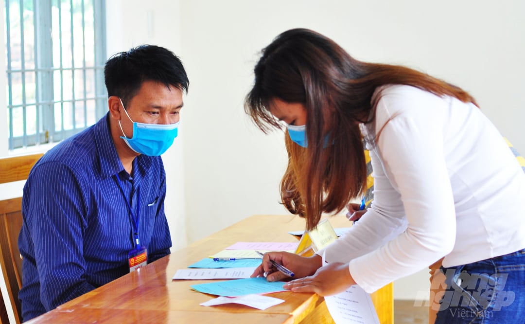anh-9-bau-cu-091647_957.jpg Theo ông Vũ Đình Khuynh, tại địa phương, nhiều cử tri cao tuổi, cử tri bị đau ốm không trực tiếp đến điểm bỏ phiếu thì lực lượng chức năng tổ chức đưa thùng phiếu đến tận nhà để người dân dễ dàng thực hiện quyền bầu cử của mình.