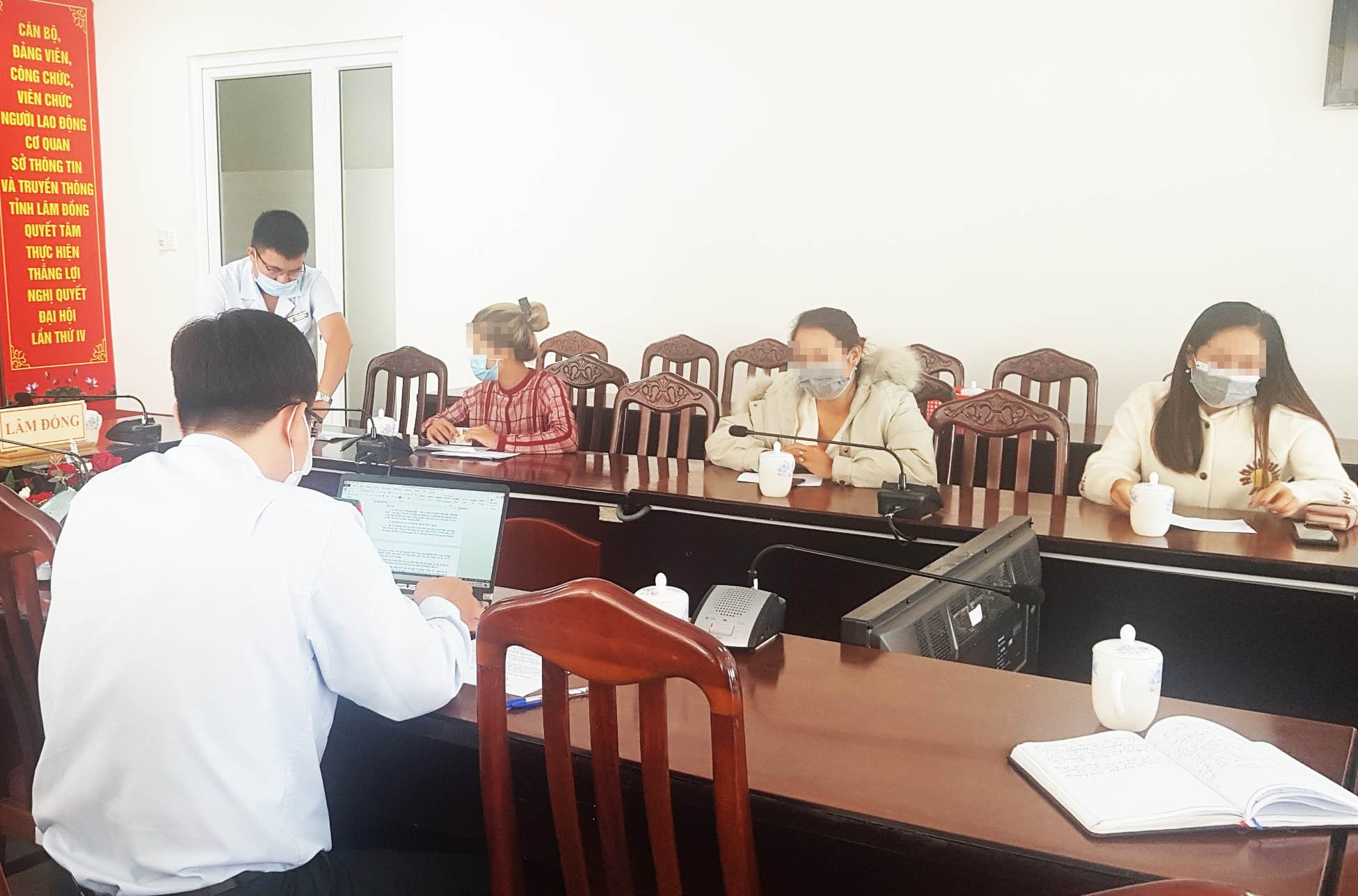 z2588510958455_02ab9dda973fb3616d3fdd227eb278cf-142212_664.jpg Cơ quan chức năng làm việc với 3 người có hành vi tung tin người cách ly Covid-19 lên mạng xã hội. Ảnh: L.V.