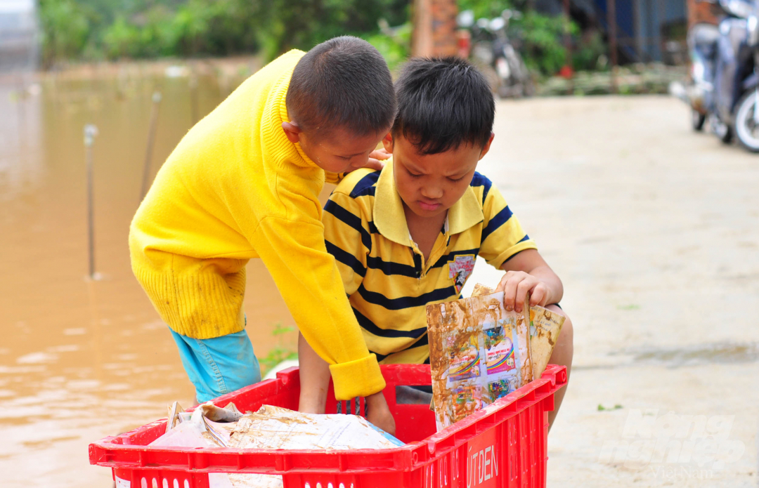 nong-dan-trang-tay-sau-dem-mua-nhu-trut-nuoc-111712_20210709_633.jpg 'Nước dâng cao trong đêm nên chúng tôi không kịp trở tay. Các đồ dùng như nồi cơm điện, tủ lạnh hay sách vở của con đều bị nước nhấn chìm', một người dân thôn K'Long cho hay.