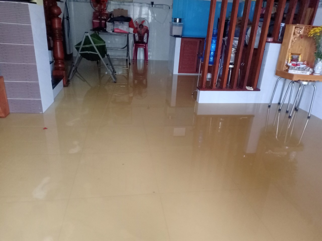 z2982121896641_6333fc1af65f5df57793dd012c73ca05-080624_976.jpg Nước ngập vào nhà một hộ dân. Ảnh: Kim Sơ.