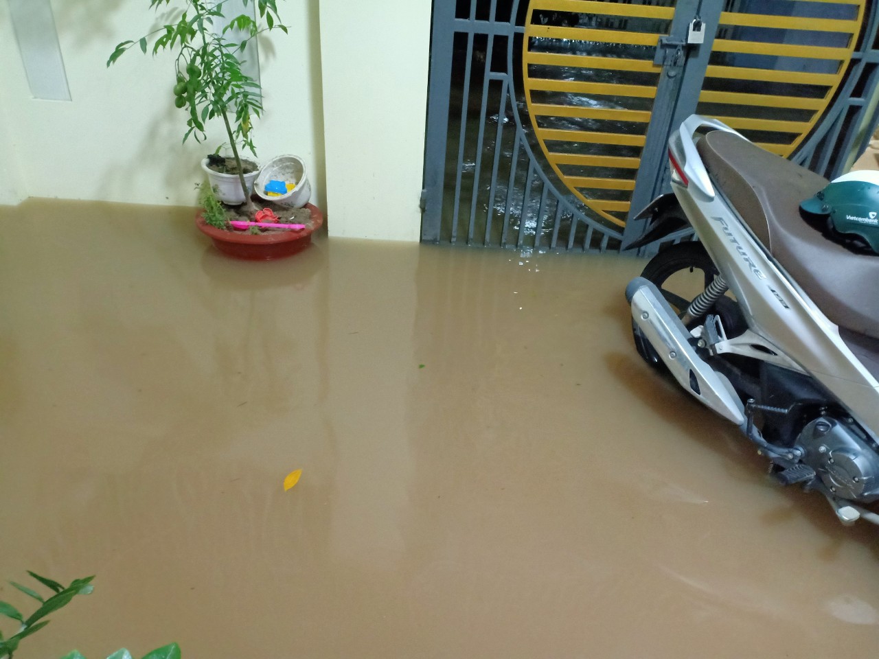 z2982122087774_87abc532f8da3e92a8a42b66205aa73d-080636_736.jpg Đến sáng nay, nhiều khu vực vẫn còn ngập sâu và cơ quan chức năng chưa xác định được thiệt hại. Ảnh: Kim Sơ.
