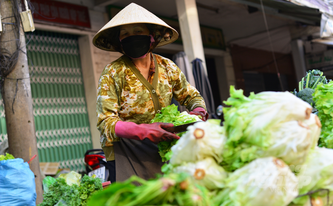 anh-8-cho-29-tet-092609_233.jpg Ở các quầy rau, củ, quả... lượng hàng cũng được bày bán nhiều hơn thường lệ để đảm bảo nhu cầu Tết của người dân. Rau, củ, quả tươi có sức mua cao nhưng giá cả vẫn được giữ như thường lệ.