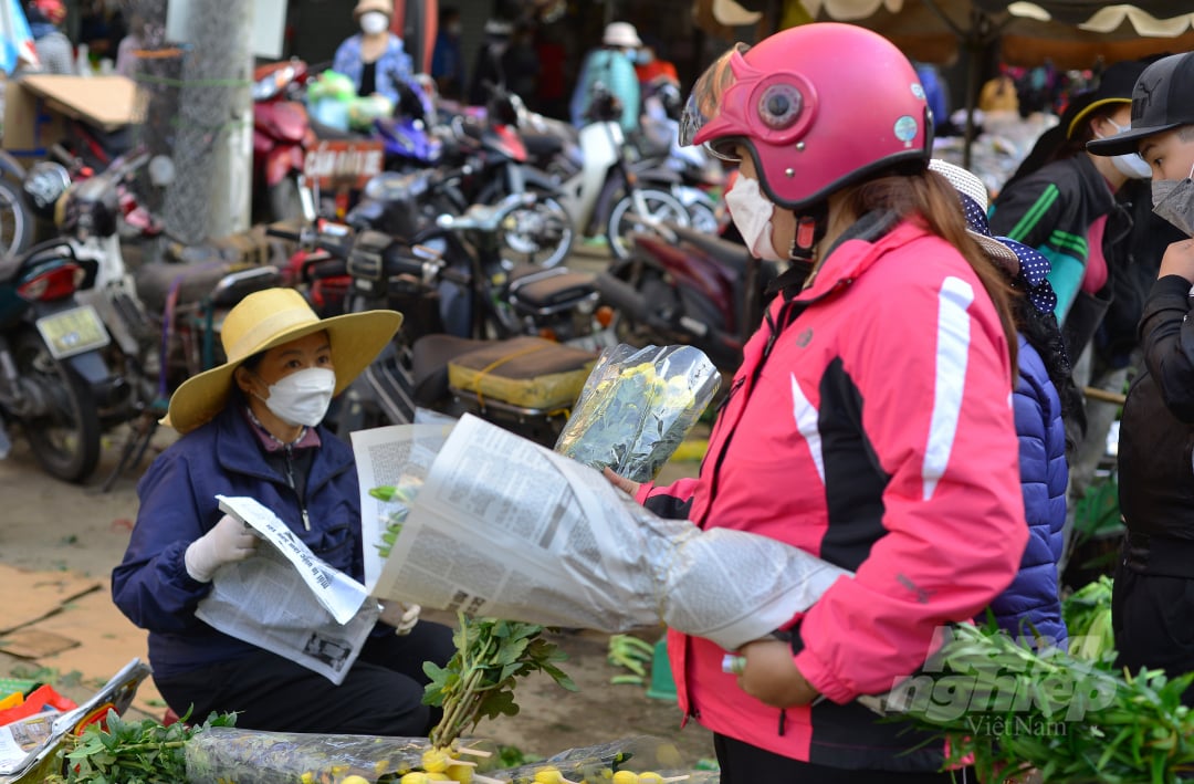 anh-9-cho-29-tet-092625_628.jpg Không khí mua bán diễn ra tấp nập.