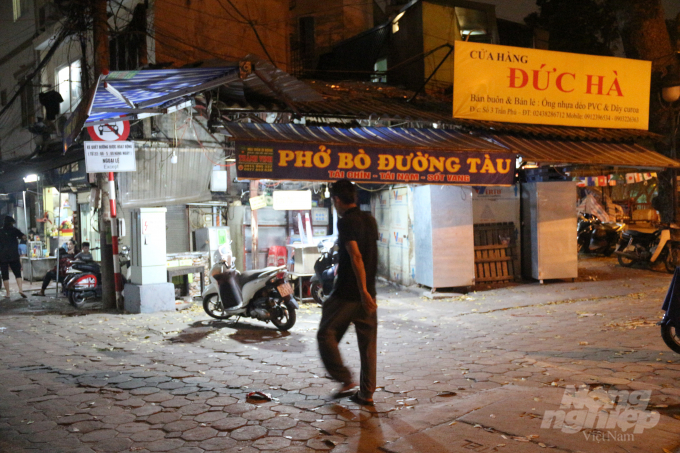 7-035731_26.jpg Quán phở bò đường tàu vốn nổi tiếng đông khách nay chỉ còn ngổn ngang bàn ghế xếp chồng lên nhau. Ảnh: Phạm Hiếu.