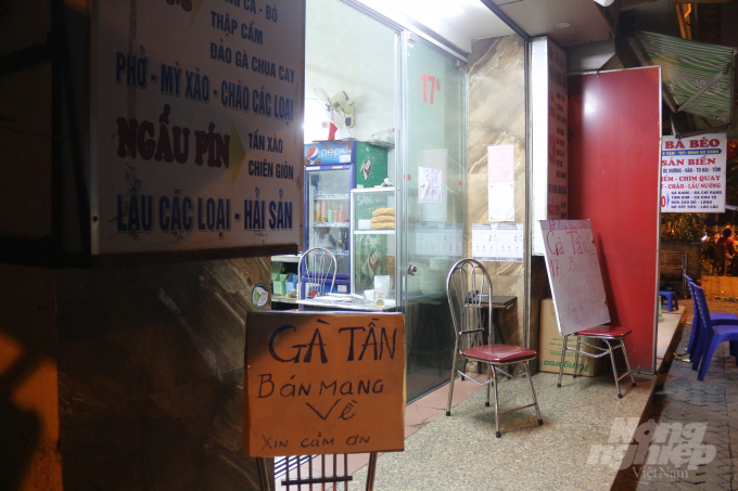 9-040345_79.jpg Một số cửa hàng vẫn mở nhưng chỉ áp dụng hình thức bán mang về. Ảnh: Phạm Hiếu.