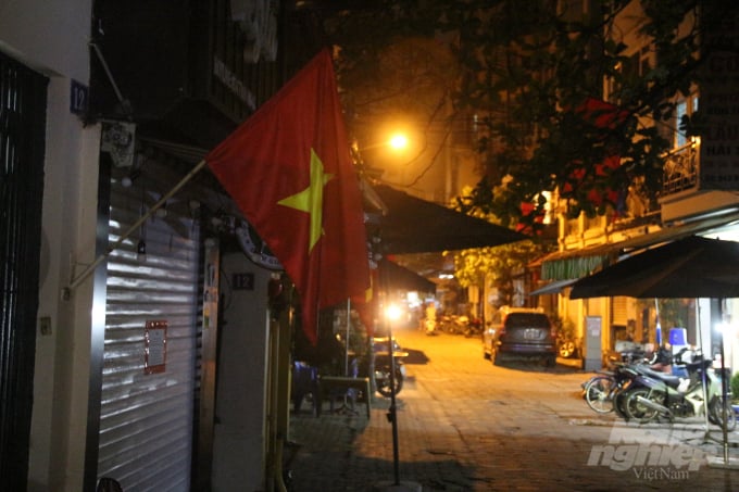 ava-034025_294.jpg Người dân nơi đây đều mong mỏi dịch bệnh sẽ sớm qua đi, con phố sẽ lại đông đúc, tấp nập như ngày nào. Tất cả đều hi vọng