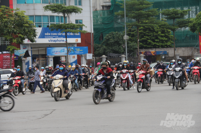 Từ ngày 4/4, chính quyền Hà Nội bắt đầu xử phạt những người đi ra ngoài đường trong trường hợp không thật sự cần thiết để tránh nguy cơ lây nhiễm Covid-19. Nhưng với lượng người ra đường đông đúc như hiện nay thì việc xử lý sẽ gặp nhiều khó khăn.