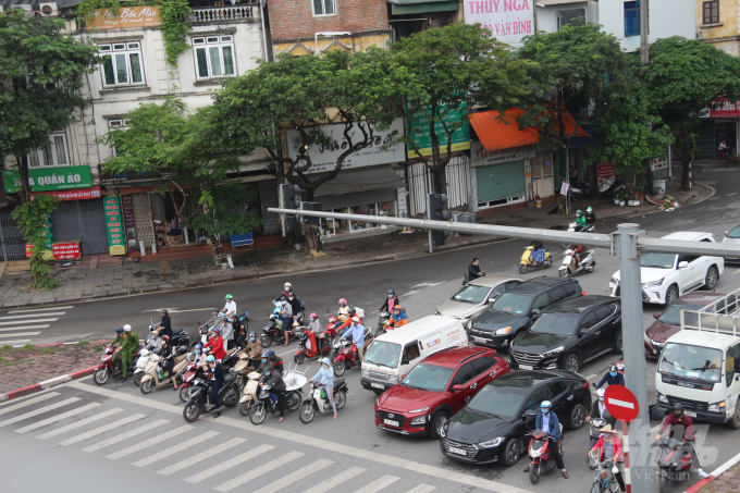Thế nhưng theo ghi nhận của PV Báo NNVN, trong 2 ngày cuối tuần 18/4 và 19/4, rất nhiều người đã đổ ra đường, các con phố có dấu hiệu đông đúc trở lại.