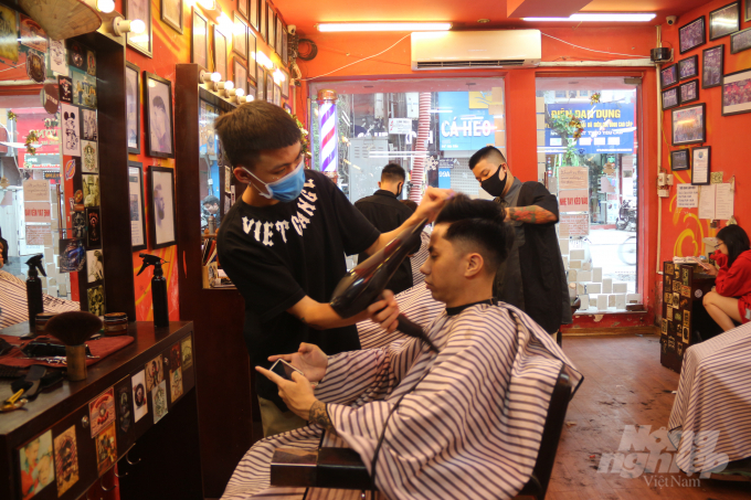 10-191537_989.jpeg Anh Lâm (Ba Đình, Hà Nội) trao đổi với PV trong lúc chờ tới lượt: 'Việc đầu tiên tôi sau khi biết tin hôm nay hết hạn cách ly xã hội là đi ăn một bát phở, uống một cốc cafe và đi cắt tóc.' Ảnh: Phạm Hiếu.