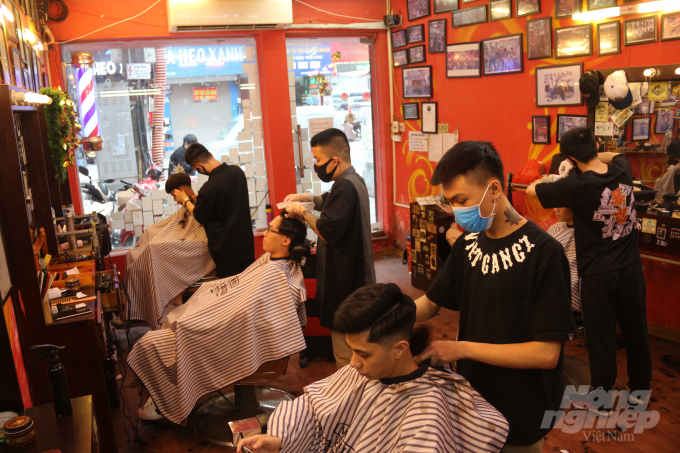 7-191522_992.jpeg Sau 3 tuần thực hiện cách ly xã hội ở nhà, nhiều người dân Hà Nội đã đến các tiệm cắt tóc để làm đẹp. Một tiệm cắt tóc trên đường Đội Cấn, Ba Đình luôn trong tình trạng không một ghế trống từ sáng đến tận chiều tối. Ảnh: Phạm Hiếu.