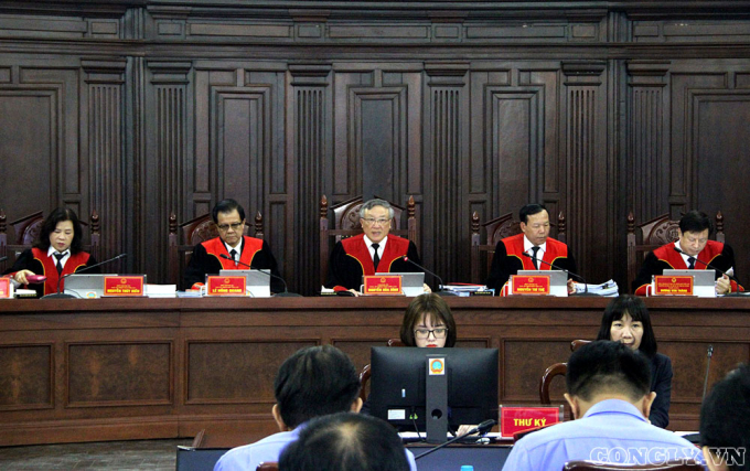 giam-doc-tham-vu-an-ho-duy-hai-cac-chung-cu-da-chung-minh-bi-cao-co-mat-tai-hien-truong-vu-an-hinh-anh015888370661367149819-170421_985.jpeg Chánh án TANDTC Nguyễn Hòa Bình, Chủ tọa phiên tòa ngày 7/5. Ảnh: Congly.vn