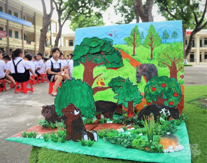 8-182144_120.jpg Tác phẩm dự thi của các em học sinh trường Tiểu học Phụng Thượng. Ảnh: Phạm Hiếu.