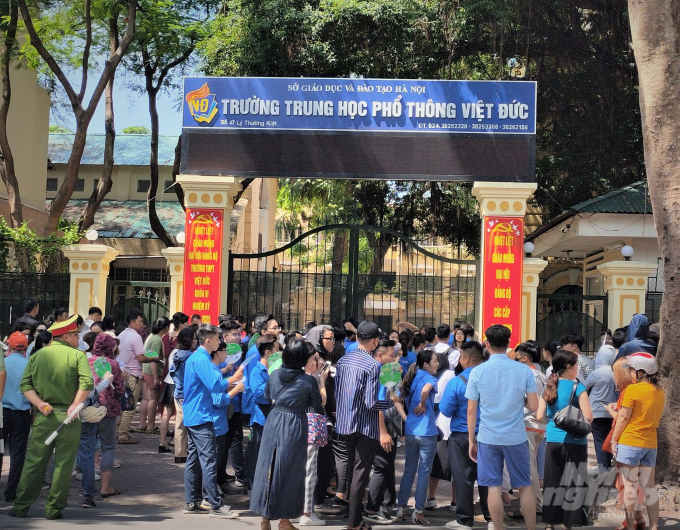 thi-van-2-110414_139.jpg Điểm thi trường THPT Việt Đức sáng nay 17/7. Ảnh: Phạm Hiếu.