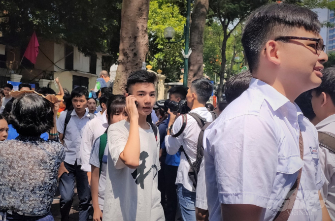 thi-van-3-110415_348.jpg Nhiều thí sinh tự tin sẽ được điểm 8 với môn Ngữ văn. Ảnh: Phạm Hiếu.