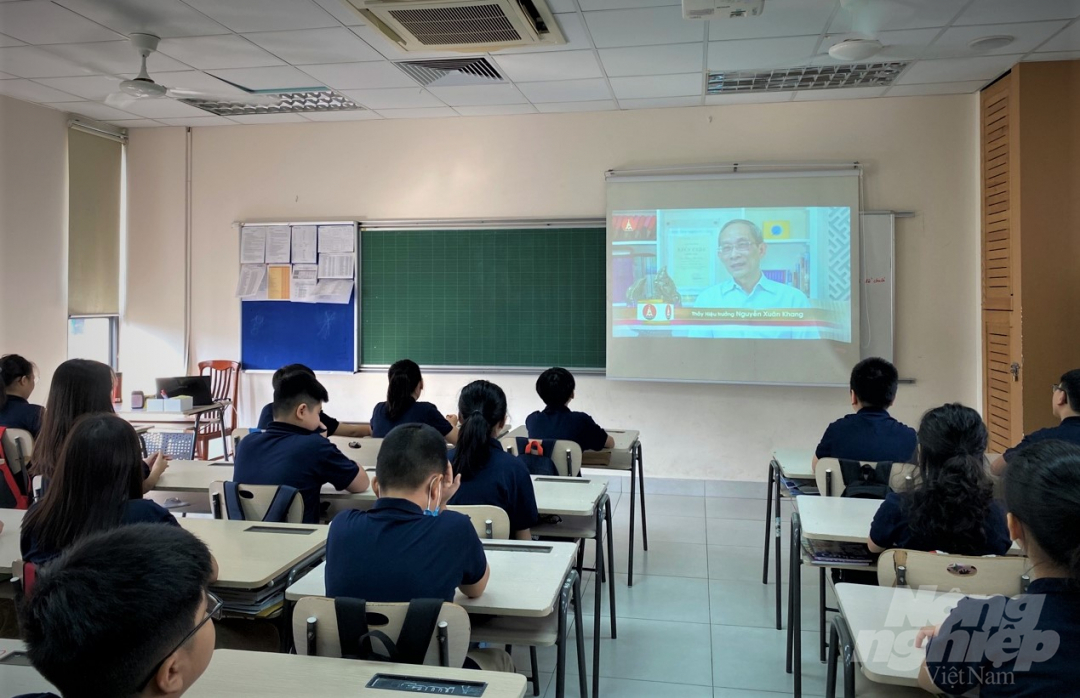Trước khi tới trường, phụ huynh kết hợp với nhà trường kiểm soát tình hình sức khỏe của học sinh. Nếu có biểu hiện nhiễm bệnh sẽ báo cho giáo viên chủ nhiệm và đưa con tới bệnh viện. Nếu sức khỏe bình thường thì mới đưa các con tới trường. Khi ra khỏi nhà các con đều phải đeo khẩu trang. Nhà trường cũng chuẩn bị những bồn rửa tay, nước rửa tay khô trong khắp khuôn viên sân trường. Ảnh: Phạm Hiếu.
