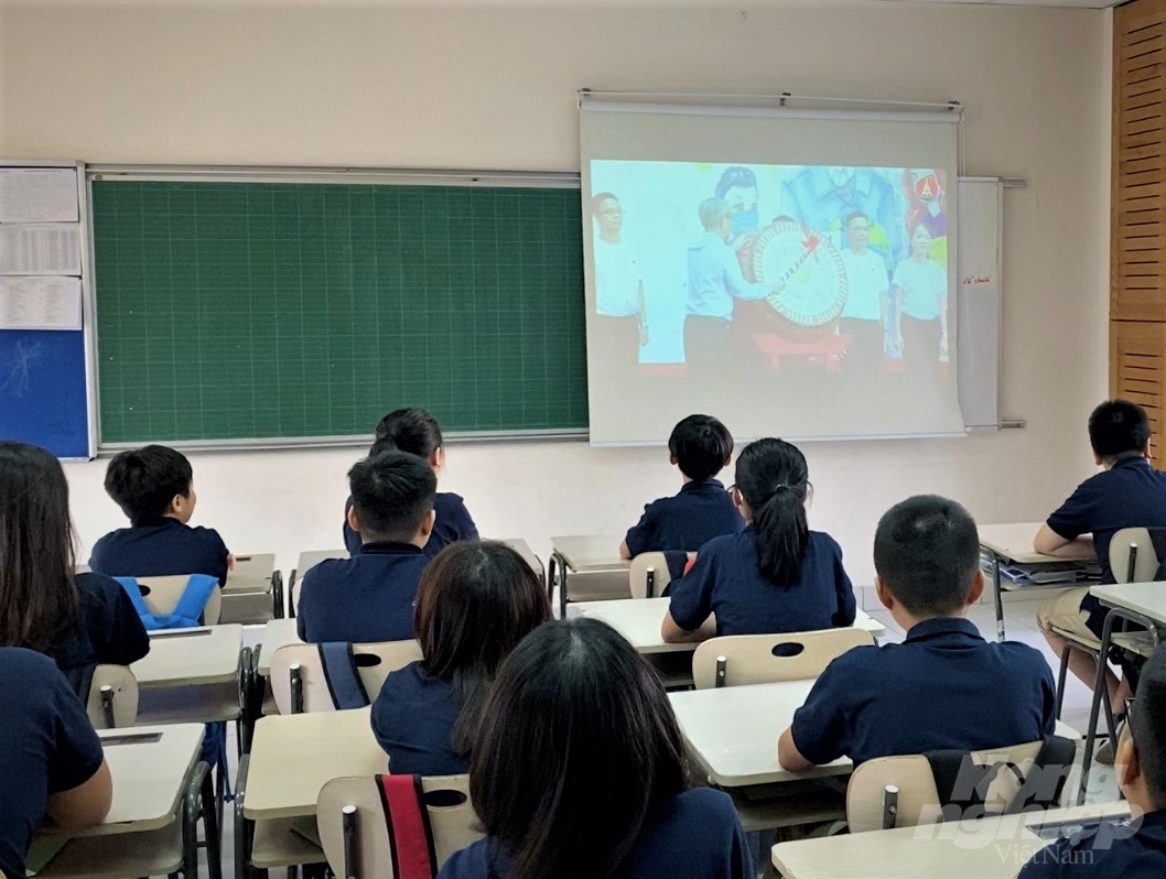 Học sinh dự lễ khai giảng trực tuyến trên lớp. Ảnh: Phạm Hiếu.