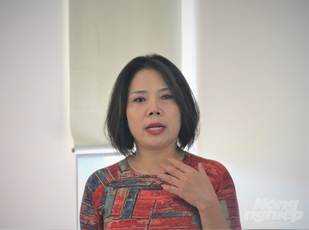 Cô Phạm Thái Lê, giáo viên môn Ngữ Văn trường Marie Curie Hà Nội, không giấu nổi cảm xúc của mình khi được gặp lại học trò: 'Đây là một năm học đặc biệt. Chúng tôi mong chờ ngày khai giảng này suốt một tháng vừa qua. Covid-19 quay trở lại khiến việc học đã bị gián đoạn. Buổi lễ khai giảng hôm nay rất khó có thể có lần thứ 2, đó là lễ khai giảng trực tuyến. Mỗi năm trường Marie Curie đều có những hình thức tổ chức các sự kiện một cách khác biệt và luôn để lại dấu ấn tốt đẹp trong lòng các thế hệ học sinh. Năm nay không thể tổ chức được nhiều hoạt động như thế nhưng tôi tin rằng lễ khai giảng online trên lớp và livestream cho tất cả học sinh, phụ huynh cũng như cựu học sinh có thể tham gia được cũng là cách để lại dấu ấn so với các hoạt động trước đây'. Ảnh: Phạm Hiếu.