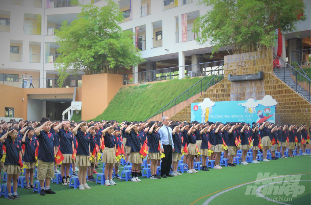 Số lượng học sinh trực tiếp dự lễ khai giảng dưới sân trường là khoảng 400 em, chiếm 10% tổng số học sinh toàn trường. Ảnh: Phạm Hiếu.