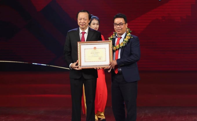 125183805_401712747631000_3553225655084927698_n-185755_980.jpg Thứ trưởng Bộ GD-ĐT Phạm Ngọc Thưởng trao giải đặc biệt cho tác giả Thái Bá Dũng. Ảnh: Báo Giáo dục và Thời đại.