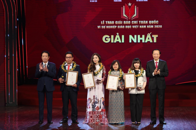 125232609_999944887176992_2702879415805455919_n-185757_355.jpg Thứ trưởng Bộ GD-ĐT Phạm Ngọc Thưởng (bìa phải) và Thứ trưởng Bộ TT&TT Hoàng Vĩnh Bảo (bìa trái) trao giải cho các tác giải đạt giải Nhất. Ảnh: Báo Giáo dục và Thời đại.