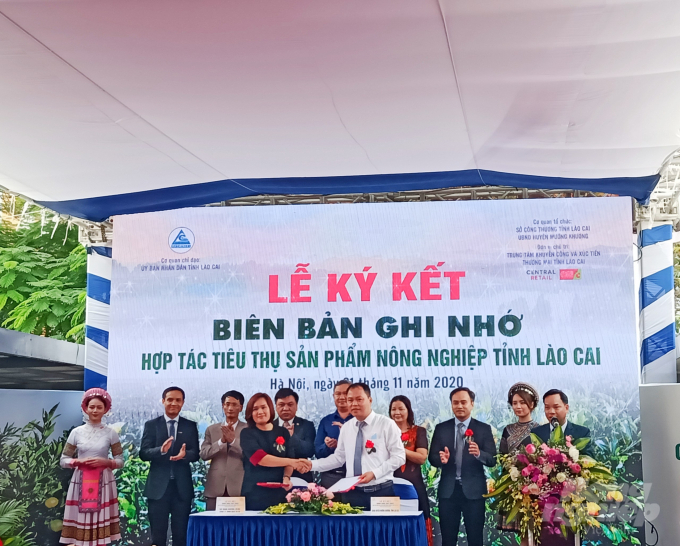 Lễ ký kết Biên bản ghi nhớ hợp tác tiêu thụ sản phẩm giữa Trung tâm Thương mại Big C và một số cơ quan, đơn vị của tỉnh Lào Cai. Ảnh: LyLy.