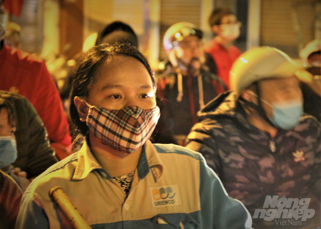 14-011328_333.jpg Có lẽ người phụ nữ chỉ mong người dân đi xem bắn pháo hoa không xả rác ra đường. Hoặc cũng là niềm mong mỏi sớm hoàn thành công việc để về với gia đình, người thân. Ảnh: Phạm Hiếu.