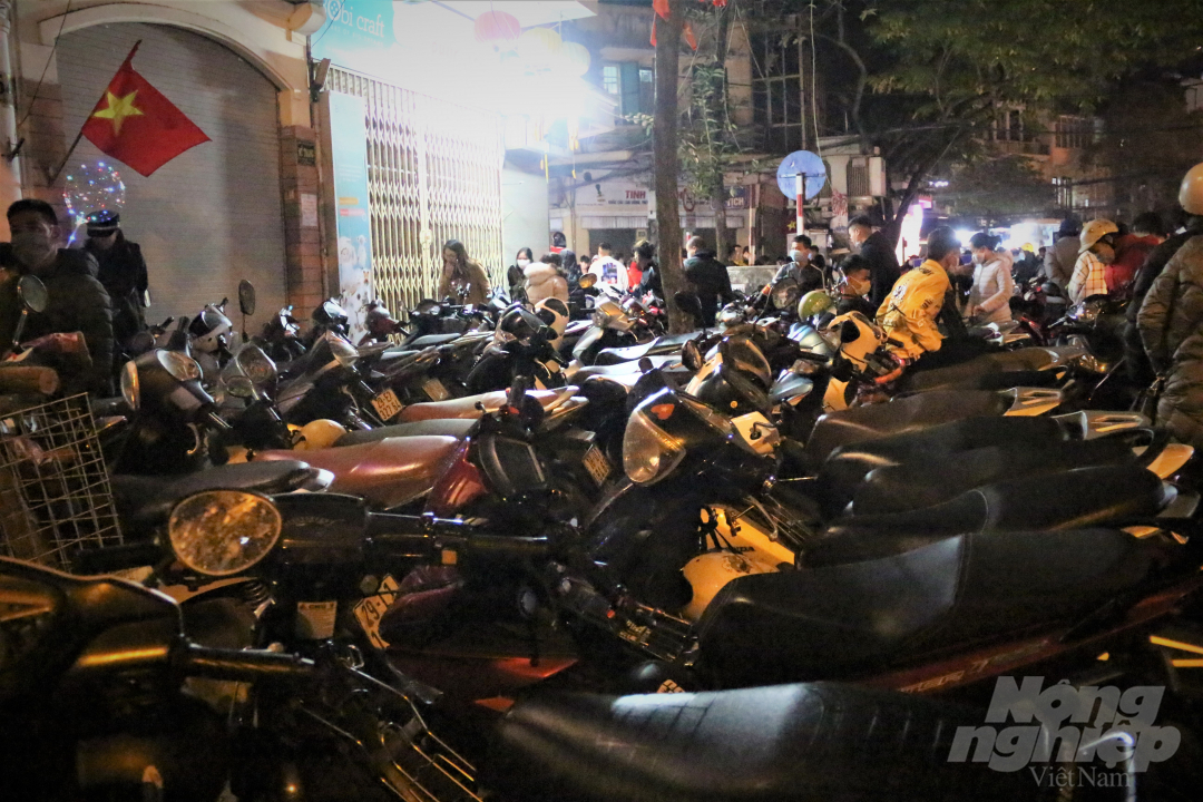 2-011308_856.jpg Chỉ cần nhìn số lượng xe để kín 2 bên vỉa hè cũng đủ thấy lượng người đổ về bờ hồ Hoàn Kiếm để đón năm mới đông như nào. Ảnh: Phạm Hiếu.
