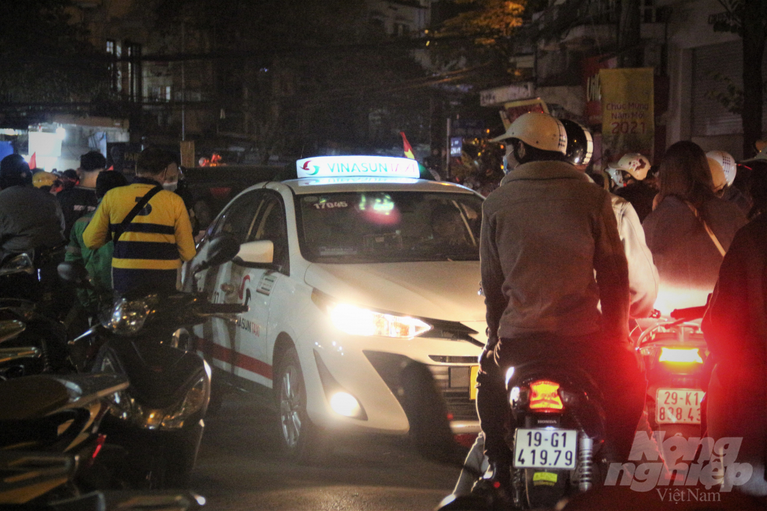 4-011312_61.jpg Những chiếc xe taxi bị kẹt cứng vì lượng xe máy đi ngược chiều quá nhiều. Ảnh: Phạm Hiếu.