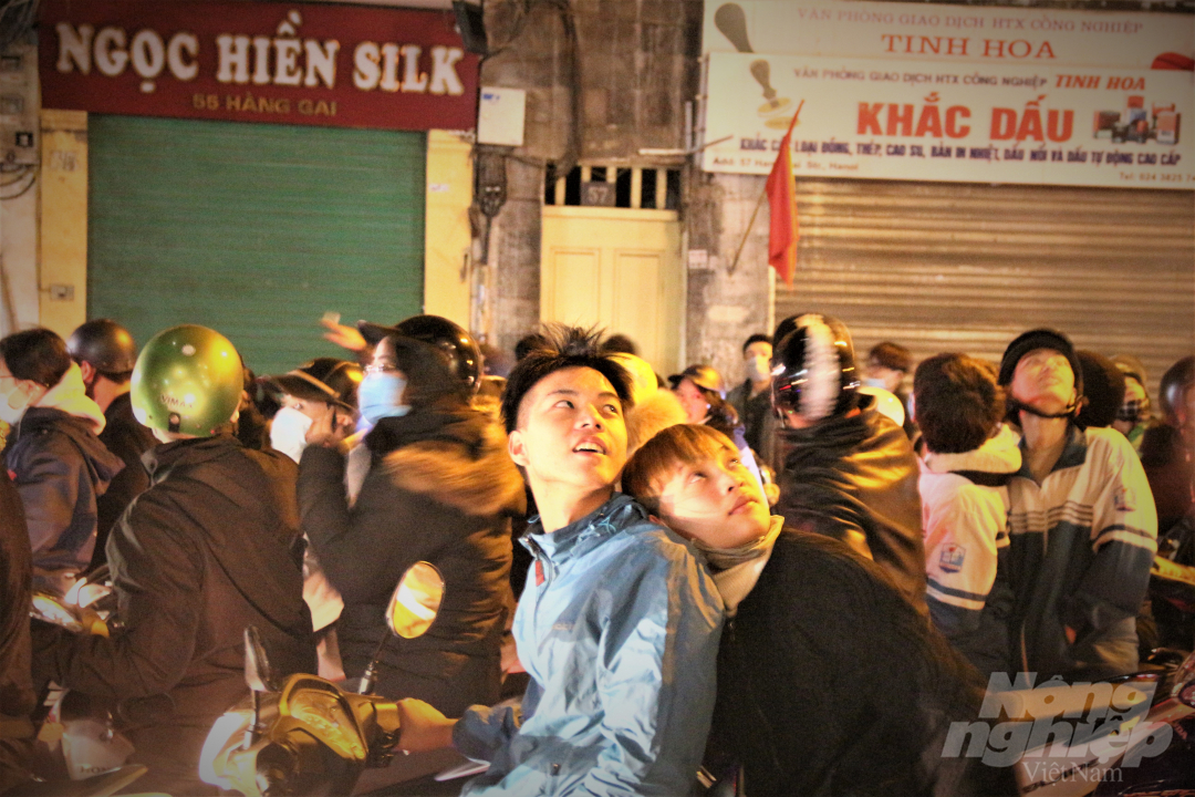5-011313_23.jpg Đúng 0h ngày 1/1/2021, nhiều người dân đã đón năm mới trên yên xe máy. Ảnh: Phạm Hiếu.