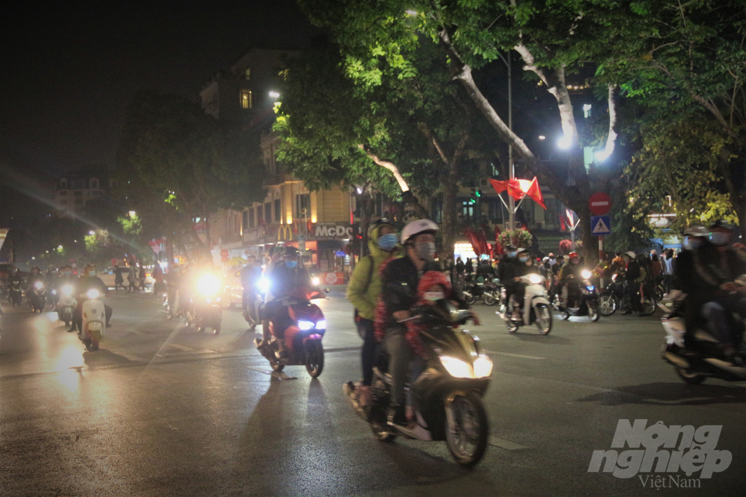 Đêm giao thừa năm nay, đề phòng dịch bênh Covid-19 lây lan nên Tp Hà Nội đã quyết định không bắn pháo hoa ở khu vực Hồ Hoàn Kiếm như mọi năm.
