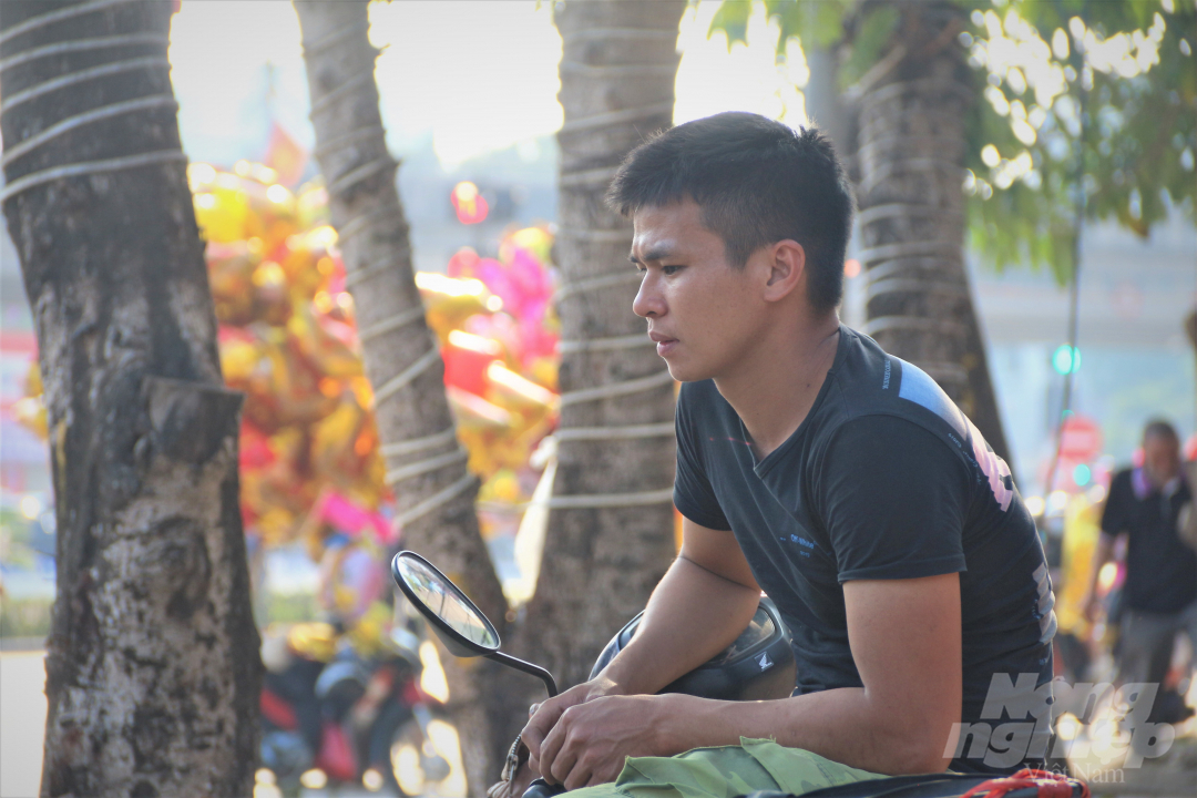 Những gương mặt của chủ hàng có phần chán nản vì tình trạng ế ẩm của thị trường cây cảnh tết năm nay, sắp hết ngày 30 mà còn quá nhiều cây chưa bán được. Trên gương mặt ấy cũng lộ rõ sự sốt ruột vì ở nhà còn nhiều công việc để đón giao thừa chưa hoàn thành.